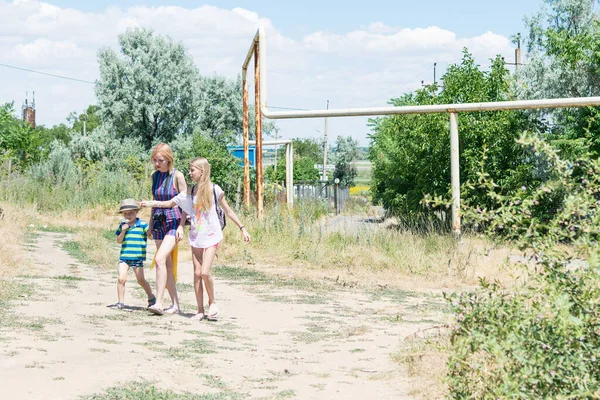 Мама Дети Ходят Дороге Летом — стоковое фото