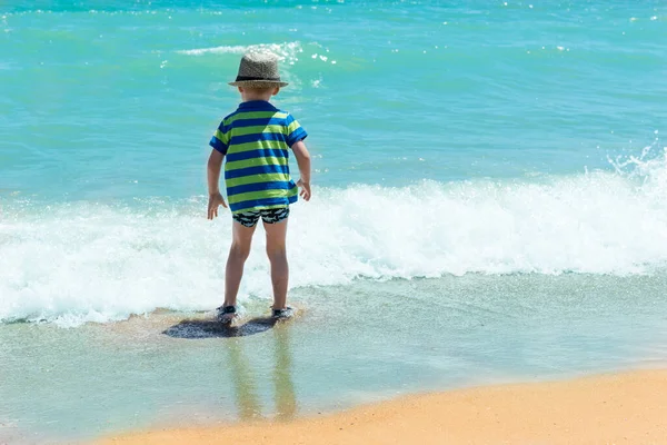 Маленький Мальчик Шляпе Стоит Моря Океана Концепция Отдыха Отпуска — стоковое фото
