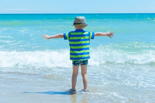 Malý Chlapec Klobouku Stojí Moře Oceánu Koncept Odpočinku Dovolené — Stock fotografie