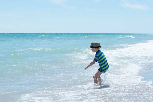 Маленький Мальчик Шляпе Бежит Через Воду Морю Океану Концепция Отдыха — стоковое фото