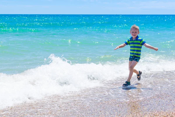 Маленький Мальчик Шляпе Бежит Через Воду Морю Океану Концепция Отдыха — стоковое фото