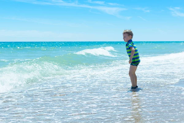 Маленький Мальчик Шляпе Воде Моря Океане — стоковое фото