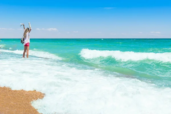 Una Adolescente Entra Agua Mar Océano Concepto Descanso Libertad Vacaciones —  Fotos de Stock