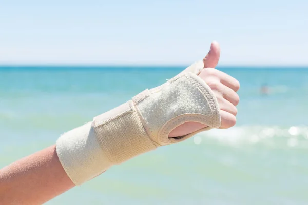 Kızın elinde bandaj var. El kırığından sonra iyileşme..