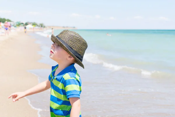 Маленький Мальчик Шляпе Море Океане Концепция Отдыха Отпуска — стоковое фото