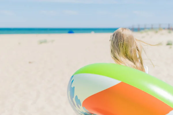 Девочка Подросток Идет Надувным Кругом Пляже Моря Океана — стоковое фото