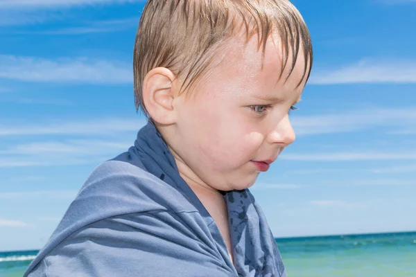 Niño Pequeño Con Cabeza Mojada Calentado Por Mar — Foto de Stock