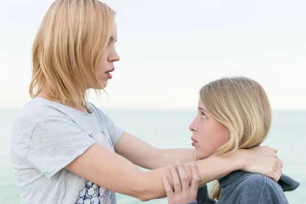 Madre Hija Son Adolescentes Conflicto Agravios Conversación Desagradable Entendimiento Mutuo — Foto de Stock