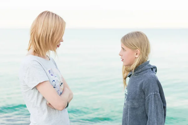 Madre Hija Son Adolescentes Conflicto Agravios Conversación Desagradable Entendimiento Mutuo — Foto de Stock