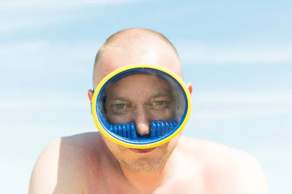 Hombre Con Una Máscara Submarina Tierra Concepto Humorístico Actividades Aire — Foto de Stock