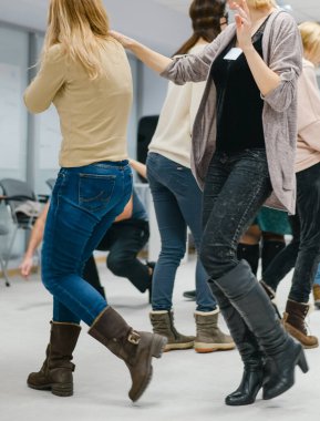 İnsanlar birbiri ardına koşar..