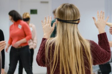 # Kızın gözü kapalı geliyor dokunuşuna #.