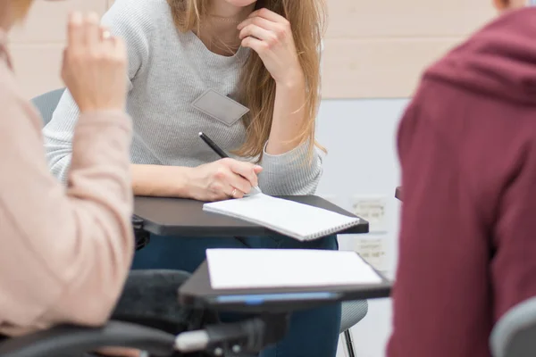 Een Vrouw Zit Bij Een Lezing Presentatie — Stockfoto