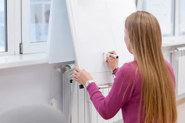 Vrouw Die Schrijft Met Een Stift Een Wit Bord — Stockfoto