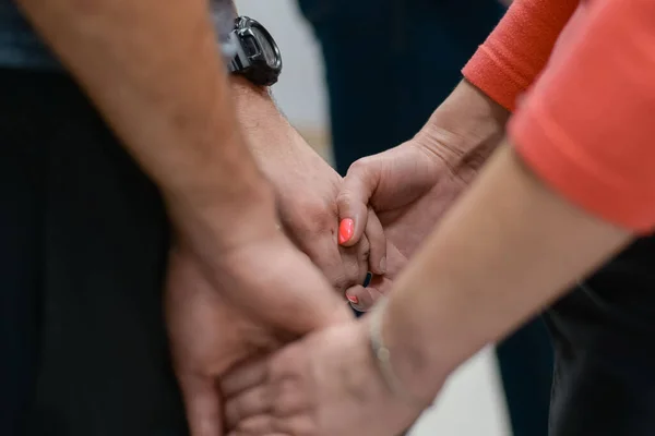 Frauenhände Männerhänden — Stockfoto