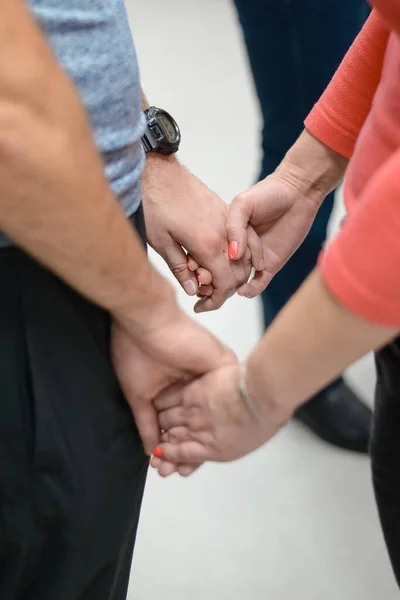 男性の手に女性の手 — ストック写真