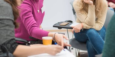 Müzakereler, eğitim ve takım çalışması konulu seminerde insanlar.