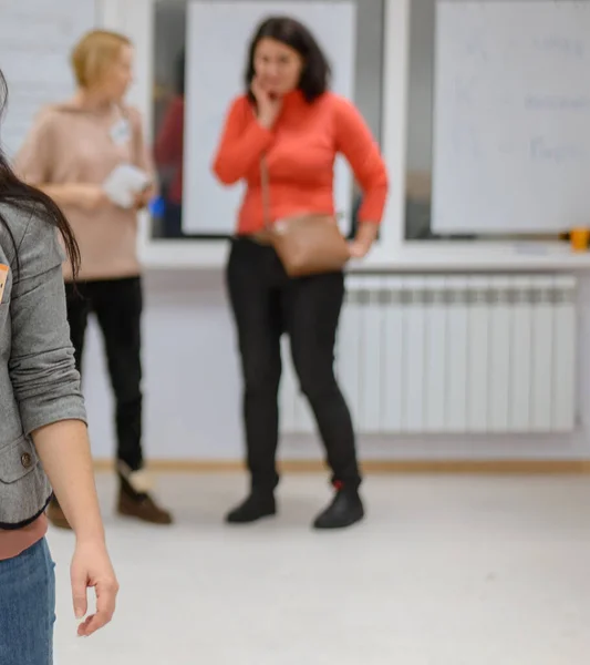 Negociaciones Espalda Parte Mano Femenina Las Dos Mujeres Fondo Están — Foto de Stock