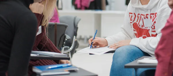 Een Vrouw Zit Bij Een Lezing Presentatie — Stockfoto