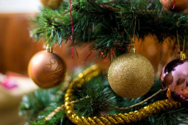 Yeni yıl ağacında süslemeler ve oyuncaklar.