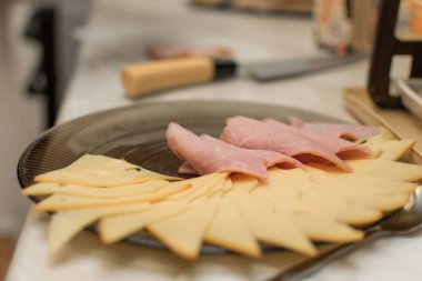 Bir tabakta dilimlenmiş peynir..