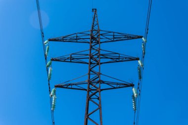 Yüksek voltajlı elektrik direği ve kablolar.