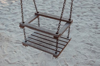 Boş bir çocuk salıncağı.