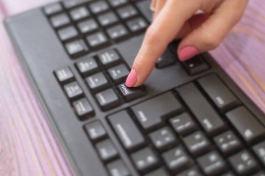 Kadın silme tuşuna basar.