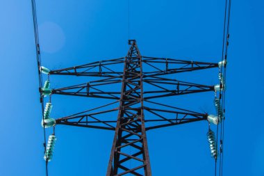 Yüksek voltajlı elektrik direği ve kablolar.