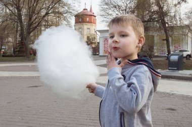 Pamuk şekerli küçük çocuk.