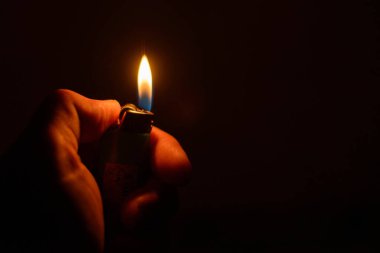 Ateşin çakmağı karanlıkta erkeğin elinde..