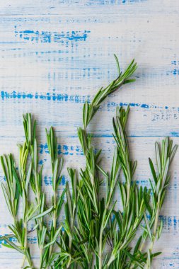 Ahşap arka planda taze biberiye.