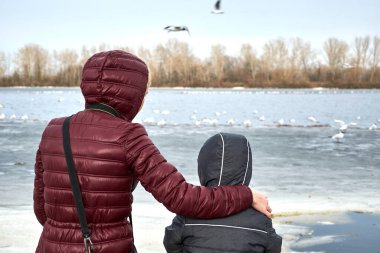 Anne ve küçük bir oğlu sonbaharda nehir kenarında oturuyorlar. Anne ve çocuğun ilişkisi..