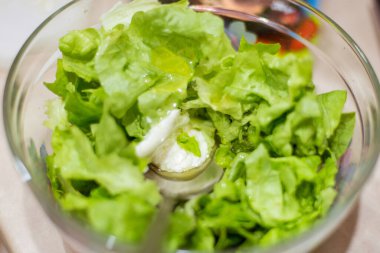 Masada taze yeşil salata.