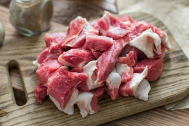 Ahşap zeminde kesilmiş taze çiğ domuz eti..