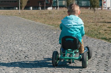 Bisikletli küçük çocuk..