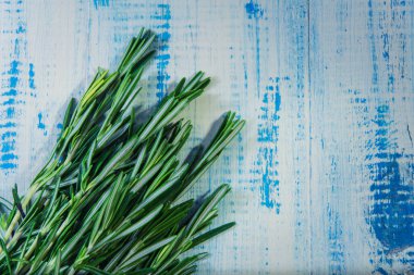 Ahşap arka planda taze biberiye.