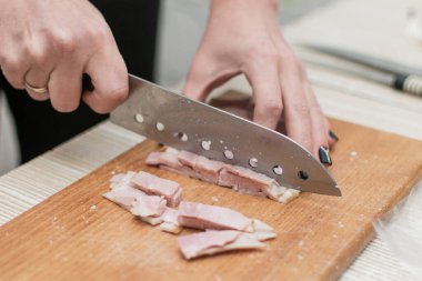 Kadın sosis keser, jambon keser..