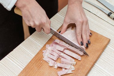 Kadın sosis keser, jambon keser..