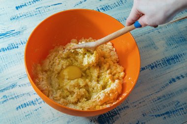 Kâsede gübre yapmak.