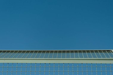 Gökyüzünün karşısındaki tel örgü..