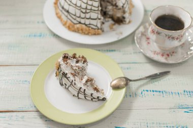 Tabakta bir parça tereyağlı kek.