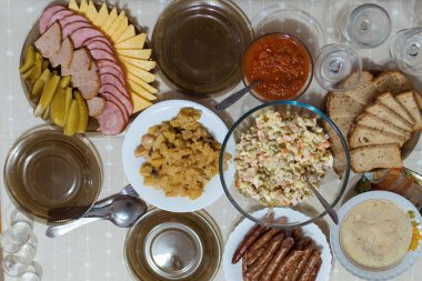 Çeşitli yemeklerle kaplı bir masa..