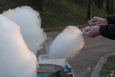 Sonbaharda sokaklarda pamuk şeker yapmak..