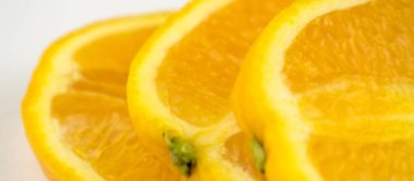 Beyaz arka planda bir dilim portakal.. 