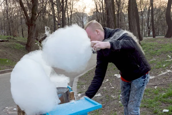 Kyjev Ukrajina Dubna 2018 Pouliční Prodejce Vyrábí Cukrovou Vatu Parku — Stock fotografie