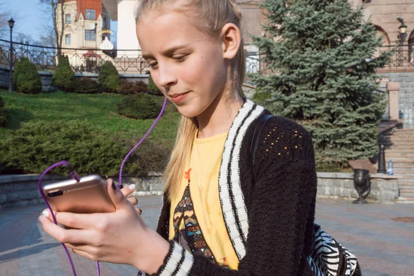 Sokakta Cep Telefonu Olan Genç Bir Kız — Stok fotoğraf