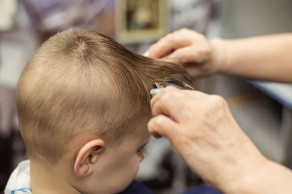 Mały Chłopiec Strzyże Się Fryzjera Pielęgnacja Włosów — Zdjęcie stockowe