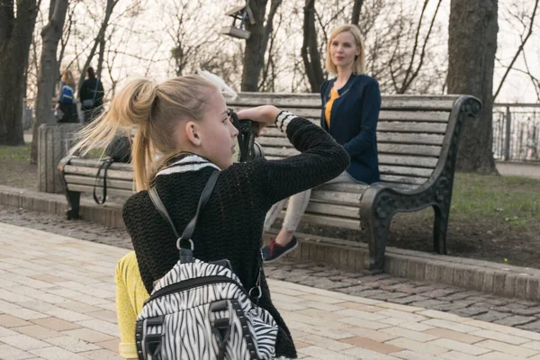 Dívka Fotí Svou Matku Parku — Stock fotografie