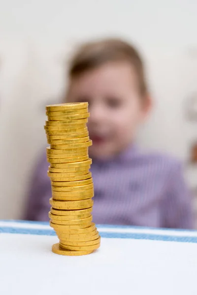 Torre Moedas Menino Constrói Uma Coluna Moedas Ouro — Fotografia de Stock